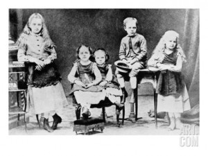 cecil-alden-marie-curie-as-a-child-with-her-brother-and-sisters_i-G-38-3844-AZWYF00Z