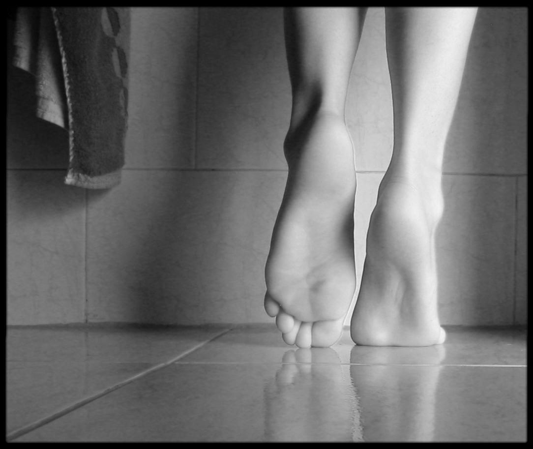 Ухоженные ножки черненькой девицы 15 фото эротики