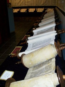 800px-Entire_Tanakh_scroll_set