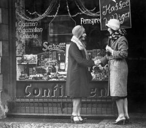 Kundinnen vor einem Tante-Emma-Laden vor 1933