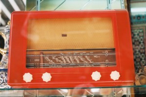 Orange_bakelite_radio